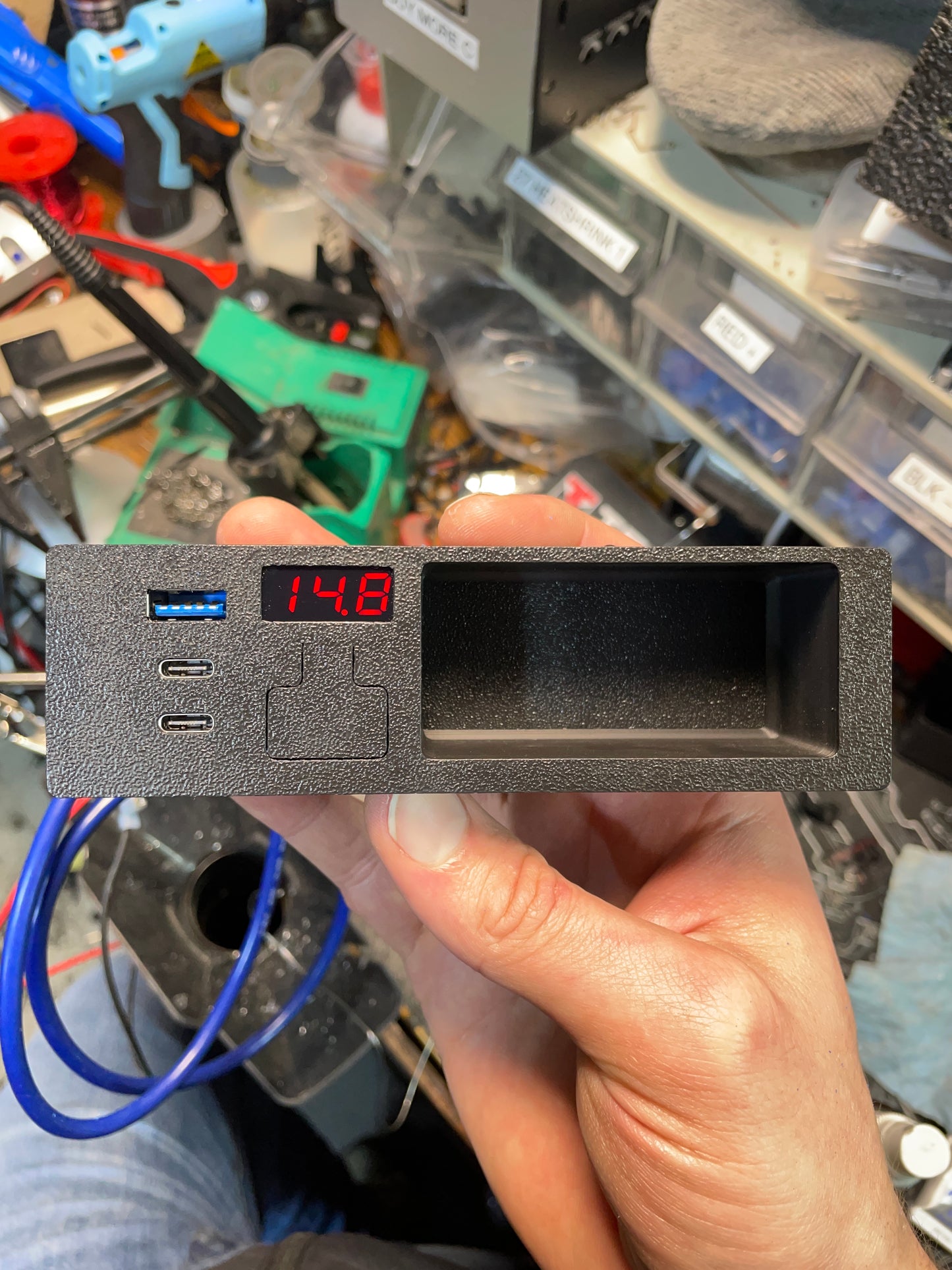 E46 Ashtray Voltmeter + Quick Charge USB-C Port