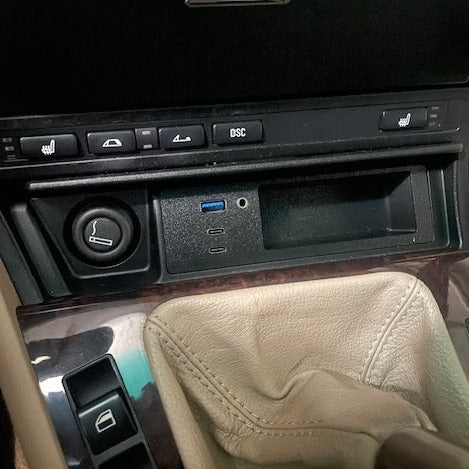 E46 Ashtray Voltmeter + Quick Charge USB-C Port