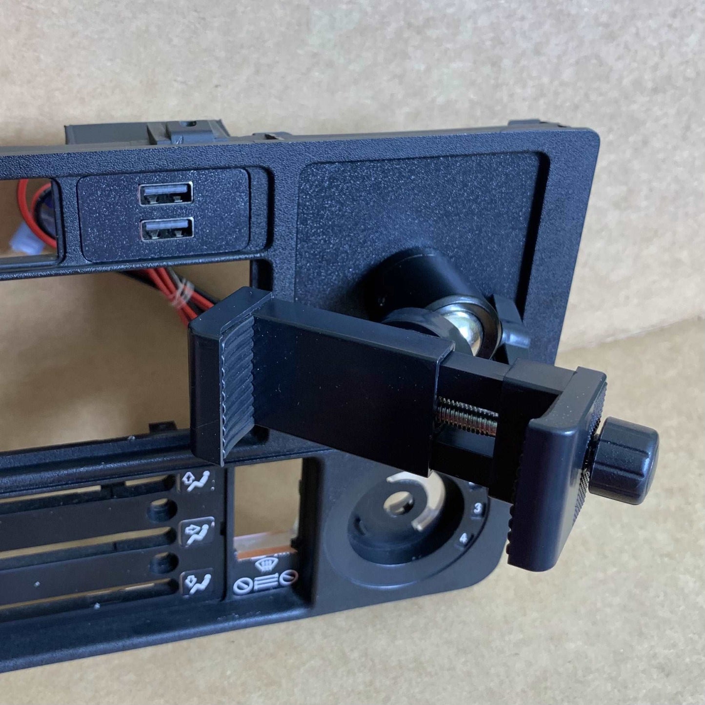 E30 Universal Phone Mount