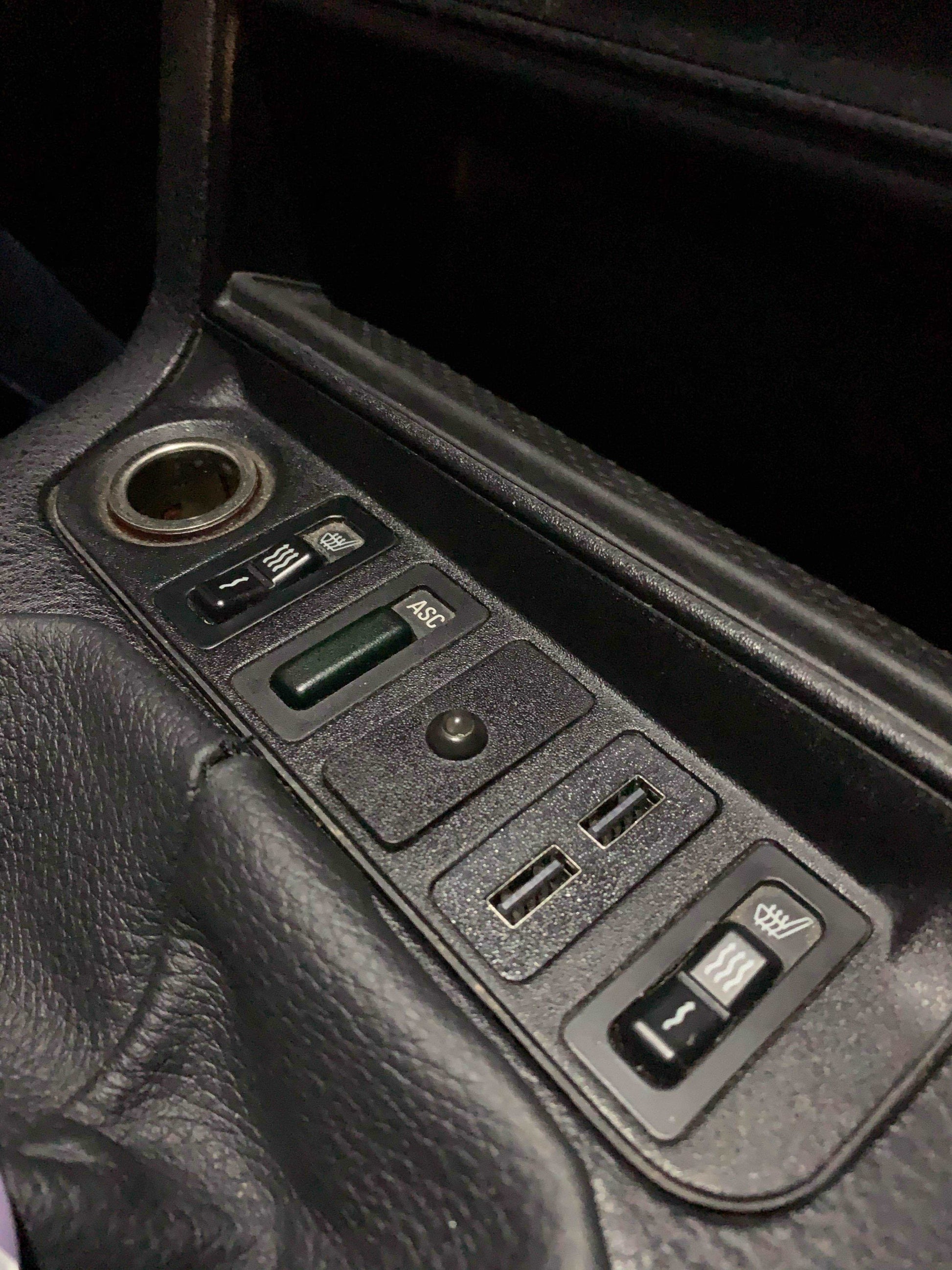 E36 Quick Charge USB Port