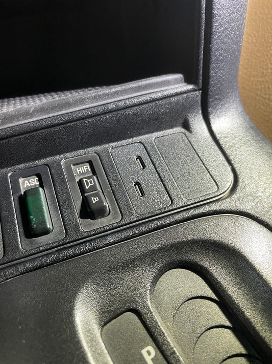E36 Dual USB-C Quick Charge Port