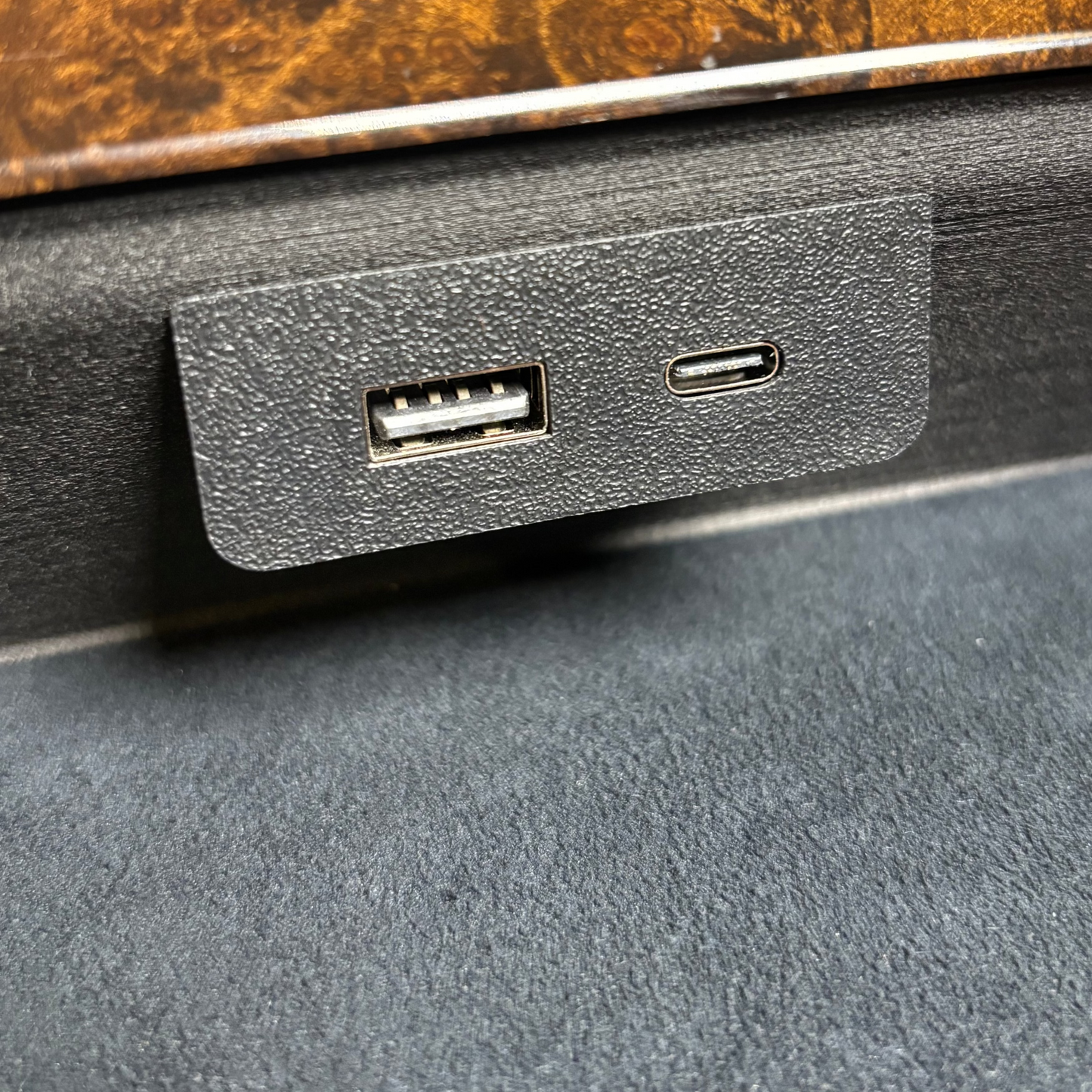 BMW E9X 3 SERIES USB-C+A Fast Charge Tray