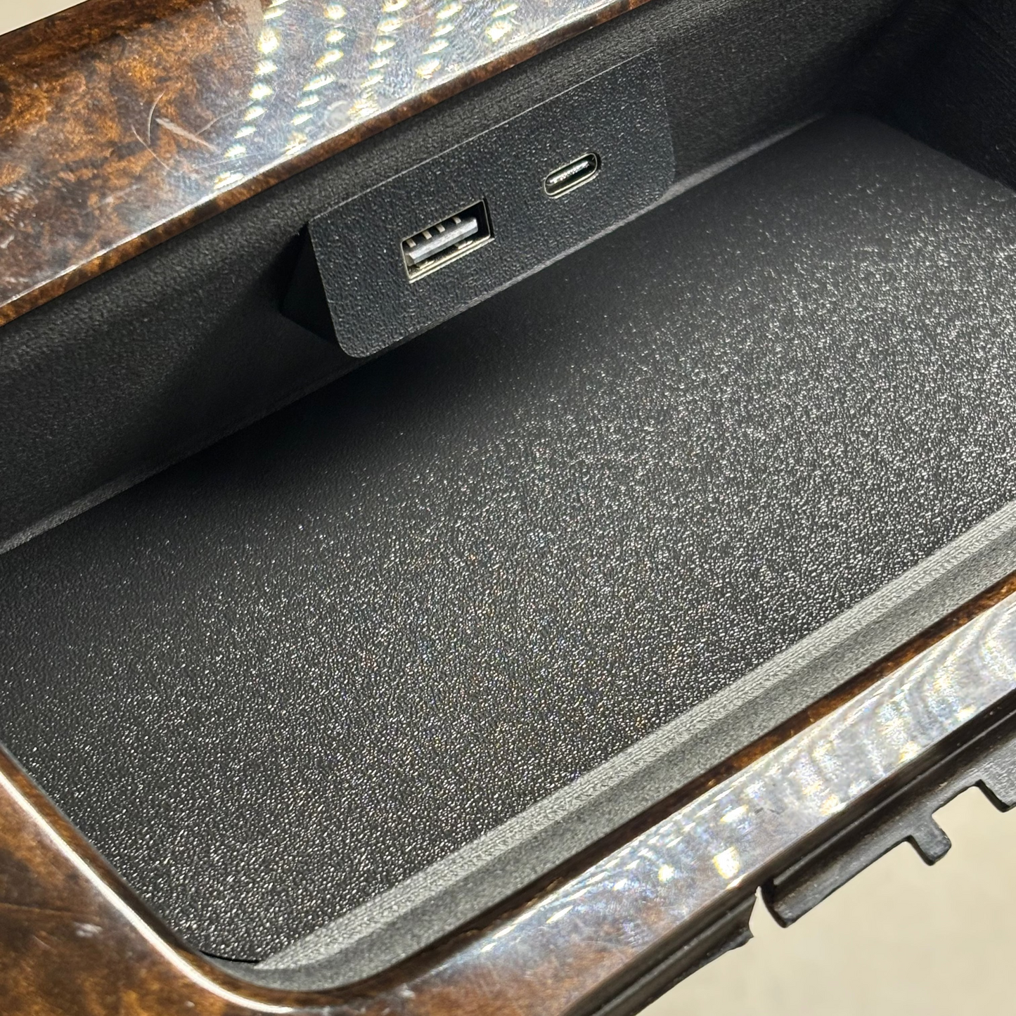 BMW E9X 3 SERIES USB-C+A Fast Charge Tray