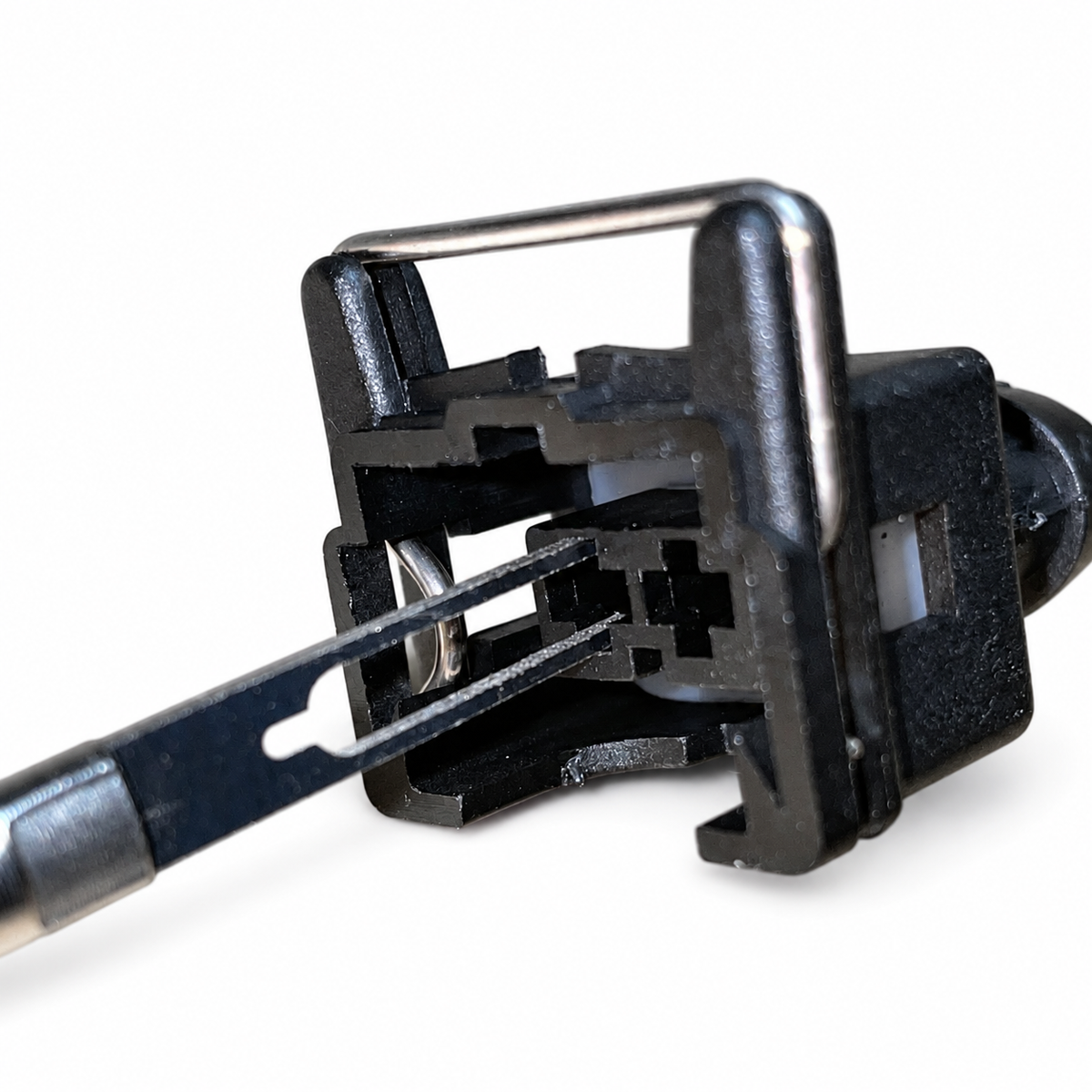 Bosch-style depinning tool in use on a connector